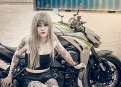 Kawasaki Z1000 hầm hố bên cạnh Hot Girl xăm trổ