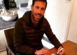 Giải nghệ 4 năm, Van Nistelrooy vẫn là hàng 'hot'