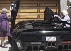 Hai cụ bà lái thử siêu xe Lamborghini