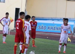 Hy hữu: Hai chú chó vào sân cắn cầu thủ ở VCK U19 Quốc gia