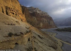 Những hang động bí ẩn của người Mustang ở Nepal