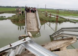 Sà lan đâm gãy đôi cầu rồi chỉm nghỉm