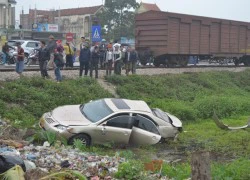 Tàu hỏa đâm ô tô văng xuống ruộng, 4 người bị thương