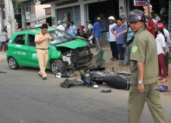 Taxi đâm liên hoàn 2 xe máy, 2 người nguy kịch