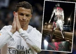 Tượng Ronaldo được di dời vì bị fan Messi vẽ bậy