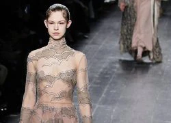 Valentino để người mẫu dưới 18 tuổi hở ngực catwalk