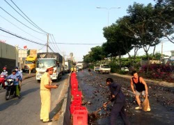 Gần trăm thùng bia rớt xuống QL1 vỡ nát, người dân gom giúp tài xế