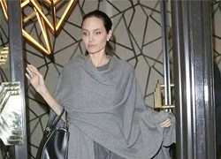 Angelina Jolie chỉ nặng 36kg giữa tin đồn ly hôn Brad Pitt