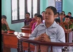 Bé gái bị mẹ đốt vì không bán hết vé số