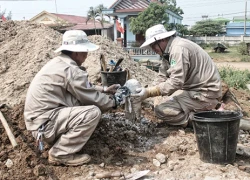 Bó bột pháo lân tinh đang xì khói