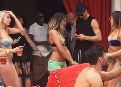 Các bóng hồng bikini vây quanh Ibrahimovic