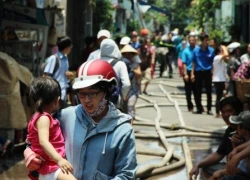 Cháy lớn ngay sát trường mầm non, hoảng hốt bồng trẻ bỏ chạy