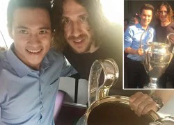 Công Vinh, Tuấn Hưng khoe ảnh chụp với Carles Puyol