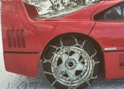 Dân chơi Nhật lắp xích vào siêu xe Ferrari F40 "nghịch tuyết"