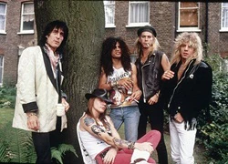 Guns N&#8217; Roses tái hợp sau 23 năm tan rã