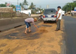 Hàng trăm lít nhớt đổ xuống đường, giao thông ách tắc