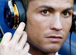 Không theo dõi trận đấu, Ronaldo ngồi xem video của chính mình