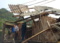 Lốc xoáy làm hàng trăm nhà hư hỏng