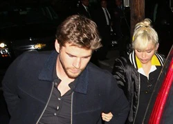 Miley Cyrus khép nép nữ tính, khoác tay Liam Hemsworth đi ăn tối