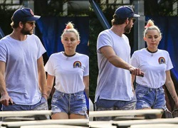 Miley Cyrus và Liam Hemsworth đi ăn trưa cùng bố mẹ