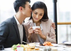 Mở hộp quà, tôi tái mặt, nước mắt vợ lặng lẽ rơi