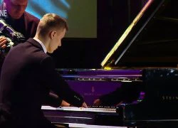 Nghị lực phi thường để thành thần đồng piano của thiếu niên không có ngón tay