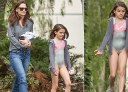 Suri Cruise gầy nhẳng trong bộ đồ múa