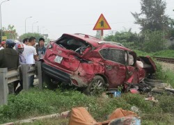 Tàu hỏa đâm ô tô văng 15m, 2 người bị thương