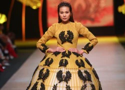 Thanh Hằng diện váy bồng bềnh kiêu sa catwalk