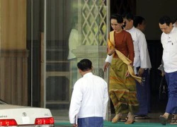 Trị tham nhũng: Bà Suu Kyi cấm công chức nhận quà giá trị hơn 450.000 đồng