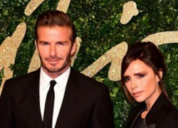 Victoria khoe ảnh David Beckham đeo găng tay rửa bát đi phượt