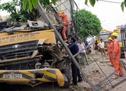 Xe bơm bê tông đâm vào trạm biến áp khiến hơn 300 hộ dân mất điện