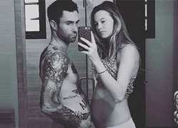 Adam Levine đọ bụng 'bầu' với vợ