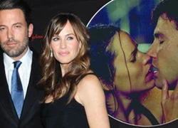 Ben Affleck và Jennifer Garner bị bắt gặp hôn nhau trong quán bar