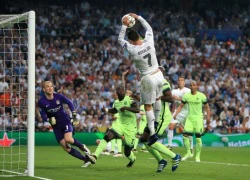 C. Ronaldo ném bóng vào lưới Man City