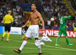 C. Ronaldo phấn khích xé toạc áo ăn mừng