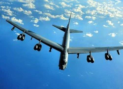 Chùm ảnh B-52 rơi ở Guam, bốc cháy ngùn ngụt