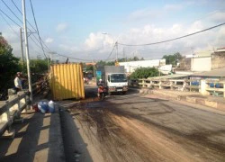 Container lật ngang, tông gãy thành cầu Võ Khế