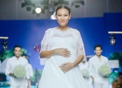 Diệu Huyền ôm bụng bầu 8 tháng catwalk