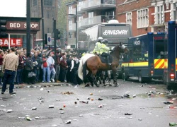 Fan West Ham làm loạn ngày chia tay sân Upton Park