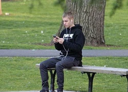 Hành động lạ của Justin Bieber khi Selena lộ ảnh tình tứ với Orlando