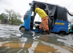 Hình ảnh &#8220;đường phố biến thành sông&#8221; ở Sri Lanka