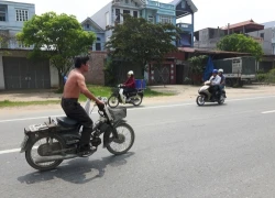 Hú hồn với 'soái ca' đầu "trần' khoe thân nhún nhảy lái xe suốt 5km