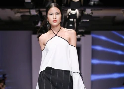 Mẫu Việt khoe vai trần mảnh mai khi catwalk