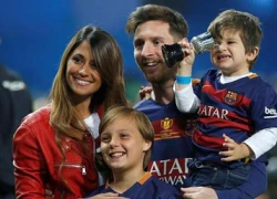 Messi hôn bạn gái say đắm sau khi đoạt Cúp Nhà vua