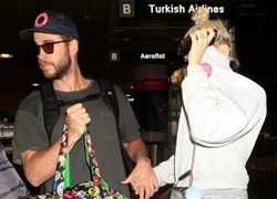 Miley Cyrus tay trong tay Liam Hemsworth, che mặt khỏi ống kính máy ảnh