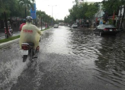 Mưa 30 phút, đường Cần Thơ lại thành sông