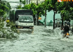 Mưa lớn, tuyến đường Sài Gòn ngập trong "biển" nước