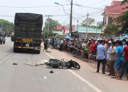 Người đi đường hốt hoảng vì thi thể kẹt trong bánh xe container