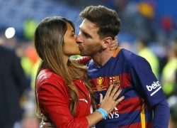 Người hùng Messi hôn bạn gái đắm đuối